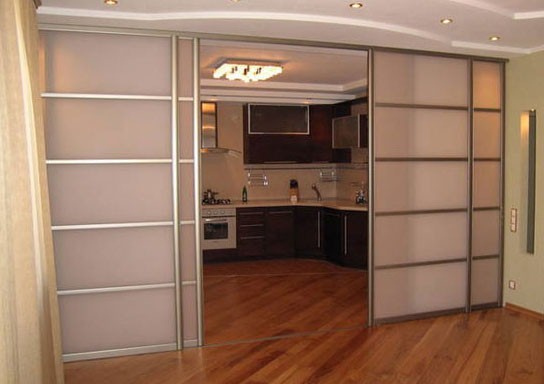 Раздвижная перегородка из стекла в комнате, между кухней и другими зонами