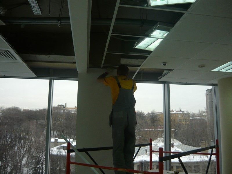 Крепление офисной перегородки к потолочным плиткам потолка Армстронг