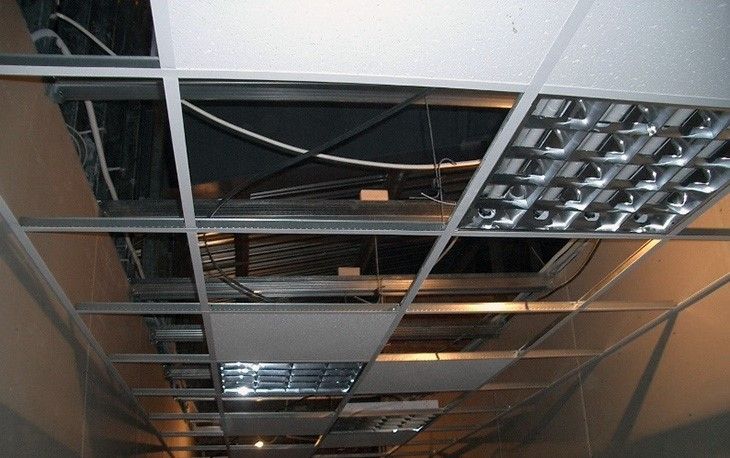 Разобранный подвесной потолок Армстронг