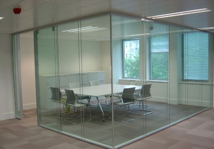 Офисная стеклянная перегородка с толстым стеклом – конференц-комната