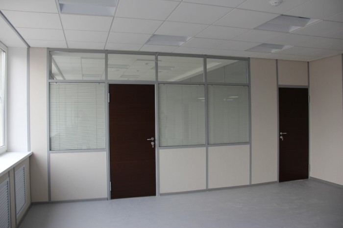 Стеклянные окна для офисных перегородок