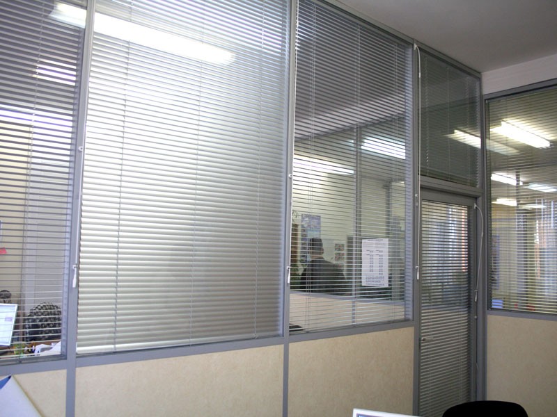 Алюминиевые офисные перегородки из стекла с жалюзи