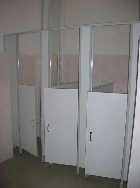 Детские туалетные перегородки с дверьми