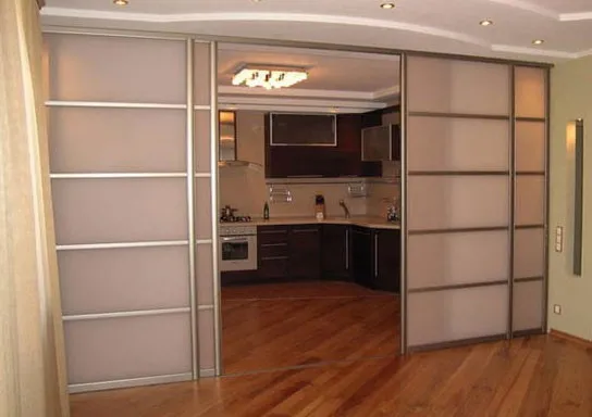 Раздвижная перегородка из стекла в комнате, между кухней и другими зонами