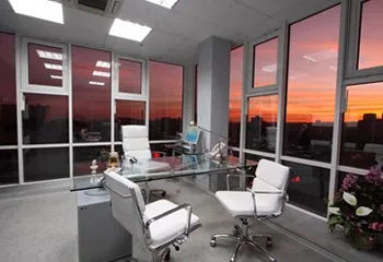 Окна в офисе