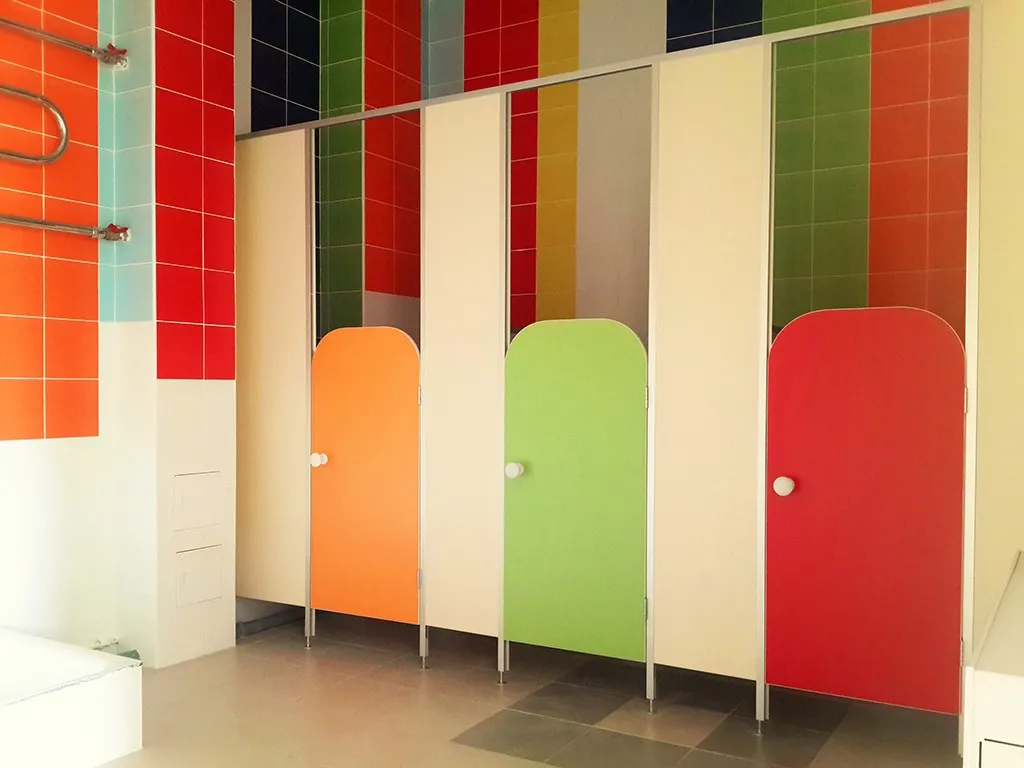 Разноцветные сантехнические перегородки в детском саду на заказ
