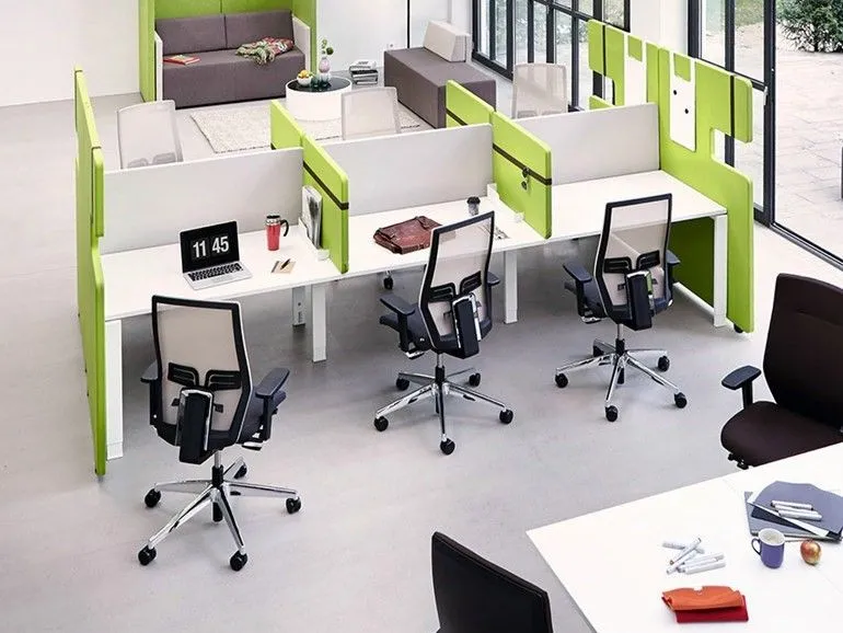 Столы с перегородками в офисе